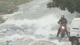 Água da chuva invade rua em Arniqueira, Distrito Federal