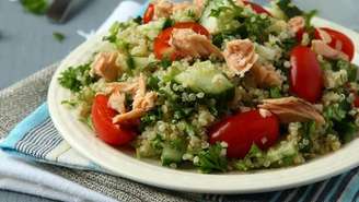 Salada de quinoa com atum e pepino – Foto: Shutterstock