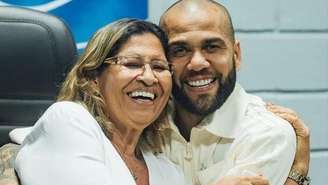 Daniel Alves com a mãe, Lúcia Alves —