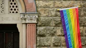Conferências episcopais católicas emitiram declarações enfatizando que as bênçãos não equivaliam a uma aprovação oficial do sexo gay