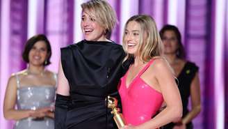 Greta Gerwig e Margot Robbie com o Globo de Ouro pela Maior Bilheteria do Ano, de Barbie