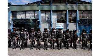 Policiais diante da penitenciária El Inca em Quito 8/1/2024 
