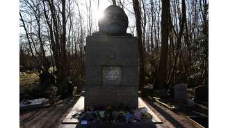 Túmulo de Karl Marx no cemitério mais famoso de Londres, o Highgate Cemetery