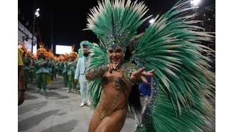 Fabíola de Andrade desfila à frente da bateria da Mocidade Independente de Padre Miguel.