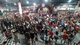 A quadra da Mocidade Alegre ficou lotada de gente comemorando o título do carnaval 2024.