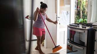 Mulheres presas em regime domiciliar ou semiaberto cuidam da casa e da família todos os dias, mas não ganham por isso