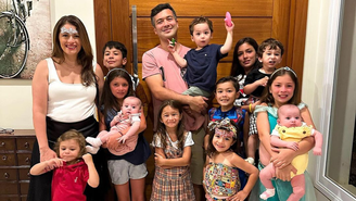 Mariana e sua família; ela e o marido possuem 12 filhos