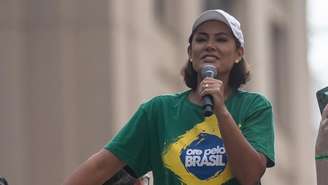 Michelle Bolsonaro (PL) discursando em ato na Avenida Paulista em defesa do ex-presidente Jair Bolsonaro (PL).