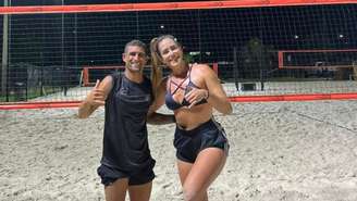 Felipinho ao lado da atleta Natalia Guitler com os treinos de futevôlei em Orlando
