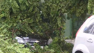 A mulher, identificada como Marina, falou à TV enquanto estava presa no carro