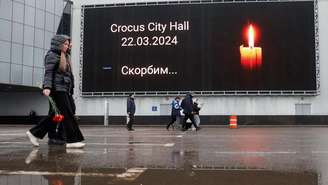 Entrada do Crocus, casa de shows palco de massacre na Rússia, agora recebe homenagens às vítimas