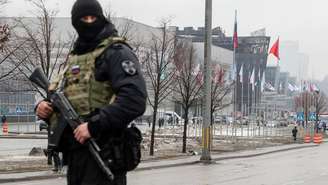 Policial russo diante da casa de shows conectada a shopping que foi alvo de ataque na última sexta-feira