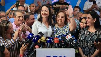 María Corina Machado e Corina Yoris, lideranças da oposição da Venezuela, denunciam bloqueio para inscrever candidata às eleições