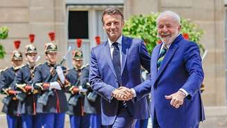 Lula e Macron durante visita do presidente brasileiro a Paris. Macron chega nesta terça-feira (26/03) ao Brasil para uma viagem de três dias
