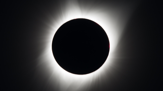 Eclipses solares totais revelam a coroa solar ao redor da sombra da lua (Imagem: Reprodução/NASA/Aubrey Gemignani)