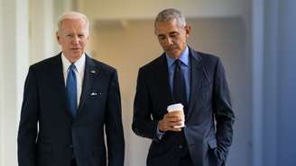 O presidente Joe Biden (esq.) e Barack Obama na Casa Branca