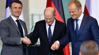 Tusk (à direita, acompanhado pelo chanceler alemão Olaf Scholz e o presidente francês, Emmanuel Macron) elogiou a mudança de mentalidade entre os aliados europeus, mas disse que os próximos dois anos serão críticos