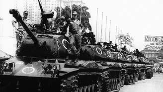 Tanques do Exército Brasileiro na avenida Presidente Vargas (Rio) durante a Ditadura, em 1968