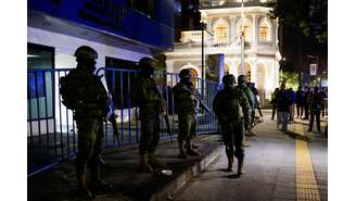 Policiais invadem embaixada mexicana em Quito e prendem ex-vice do Equador