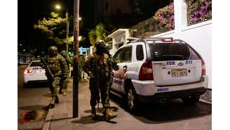 Policiais invadem embaixada mexicana em Quito e prendem ex-vice-presidente do Equador