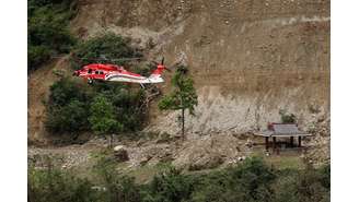 Um helicóptero de resgate traz pessoas de uma área montanhosa no Parque Nacional Taroko, após o terremoto, em Hualien, Taiwan