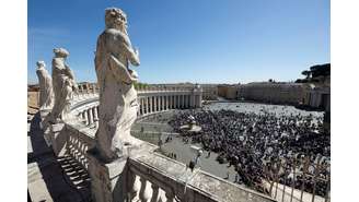 Pessoas se reúnem no Vaticano