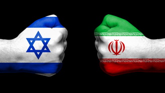 Representação gráfica de um punho pintado com a bandeira israelense voltado para um punho pintado com a bandeira iraniana
