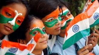 jovens indianos com as cores da bandeira no rosto