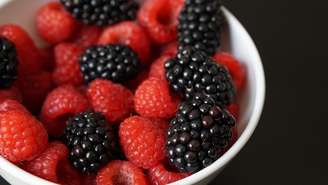 Amoras e framboesas são frutas que oferecem bastante proteínas; adicione-as ao iogurte para um café da manhã saudável