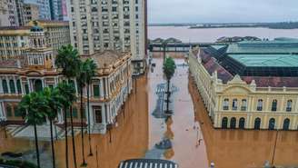 As águas invadiram várias ruas e avenidas de Porto Alegre (RS)