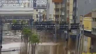 Câmera de segurança da prefeitura mostra a altura da água no Centro Histórico de Porto Alegre (RS) durante enchente