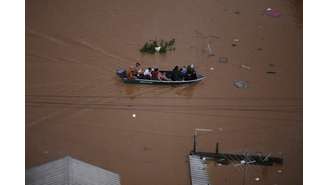 Moradores são resgatados por voluntários em Canoas, no Rio Grande do Sul 