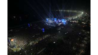 Multidão comparece a show histórico de Madonna na Praia da Copacabana, no Rio de Janeiro.