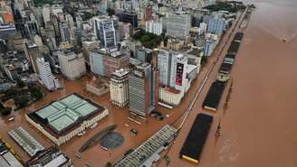 Registro aéreo mostra ruas alagadas em Porto Alegre 