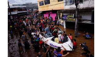 Pessoas resgatadas de enchentes em Canoas, no Rio Grande do Sul. O registro é de domingo, 5