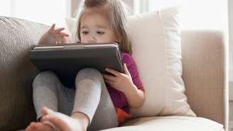 Uso de telas atrapalha comunicação entre pais e filhos, dizem especialistas