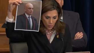 Deputada republicana, mostra uma foto de Alexandre de Moraes durante audiência