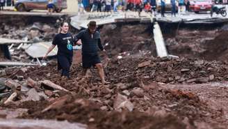 Moradores caminham em meio à destruição, no município de Roca Sales