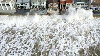 Águas mais quentes ocupam mais espaço, o que eleva o nível do mar e aumenta o risco de inundações