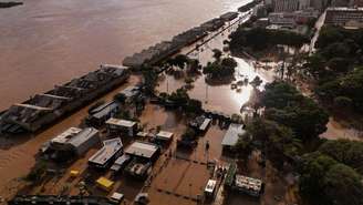 Vista aérea da zona portuária de Porto Alegre inundada de nesta quarta (08/05)