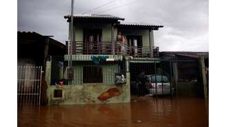 População do Rio Grande do Sul chove com enchentes 