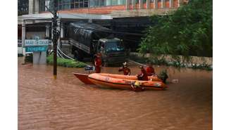Equipes de resgate atuam do lado de fora de hospital inundado em Porto Alegre