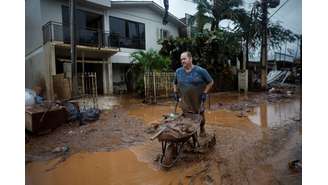 Casiano Baldasso limpa a sua casa após enchente no Rio Grande do Sul 