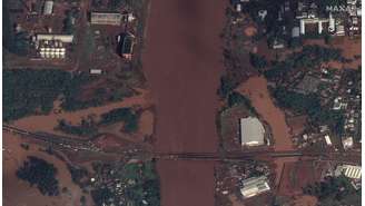 Uma imagem de satélite mostra a área em torno de uma ponte rodoviária sobre o Rio Taquari em Estrela (RS) após as enchentes (5 de maio de 2024)
