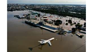 Avião de carga em aeroporto Salgado Filho, em Porto Alegre