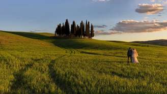 Ciprestes enfileirados, campos de girassóis, vilarejos... Na Toscana, não faltam cenários espetaculares para dizer 'sim'