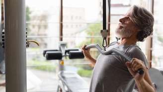 Confira o vídeo de treino de musculação indicado para idosos