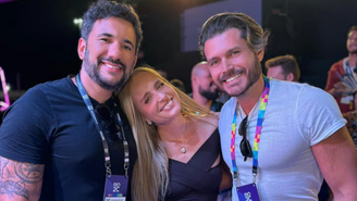 Apresentador pede companheiro em casamento durante entrevista com Angélica