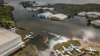 O aeroporto Salgado Filho, em Porto Alegre, teve que ser fechado em razão das fortes chuvas