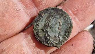 Moedas romanas e outros artefatos foram descobertos perto do reservatório de Abberton, em Essex, na Inglaterra